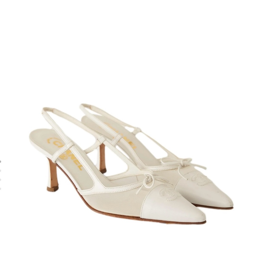 VINTAGE CHANEL WHITE SLINGBACK HEELS